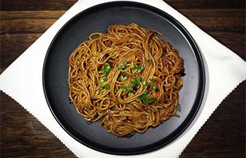 Noodles Mixed with Scallion, Oil and Soy Sauce